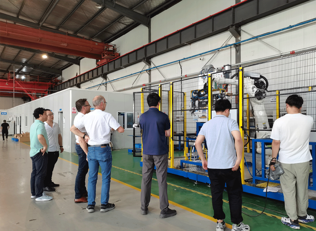 巴西客户来厂验收机器人螺母凸焊工作站